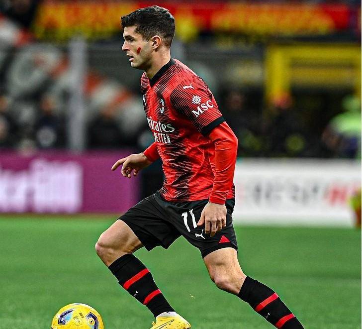 爱游戏在线-AC米兰后卫阻止对手攻势，被誉为无冕之王的简单介绍