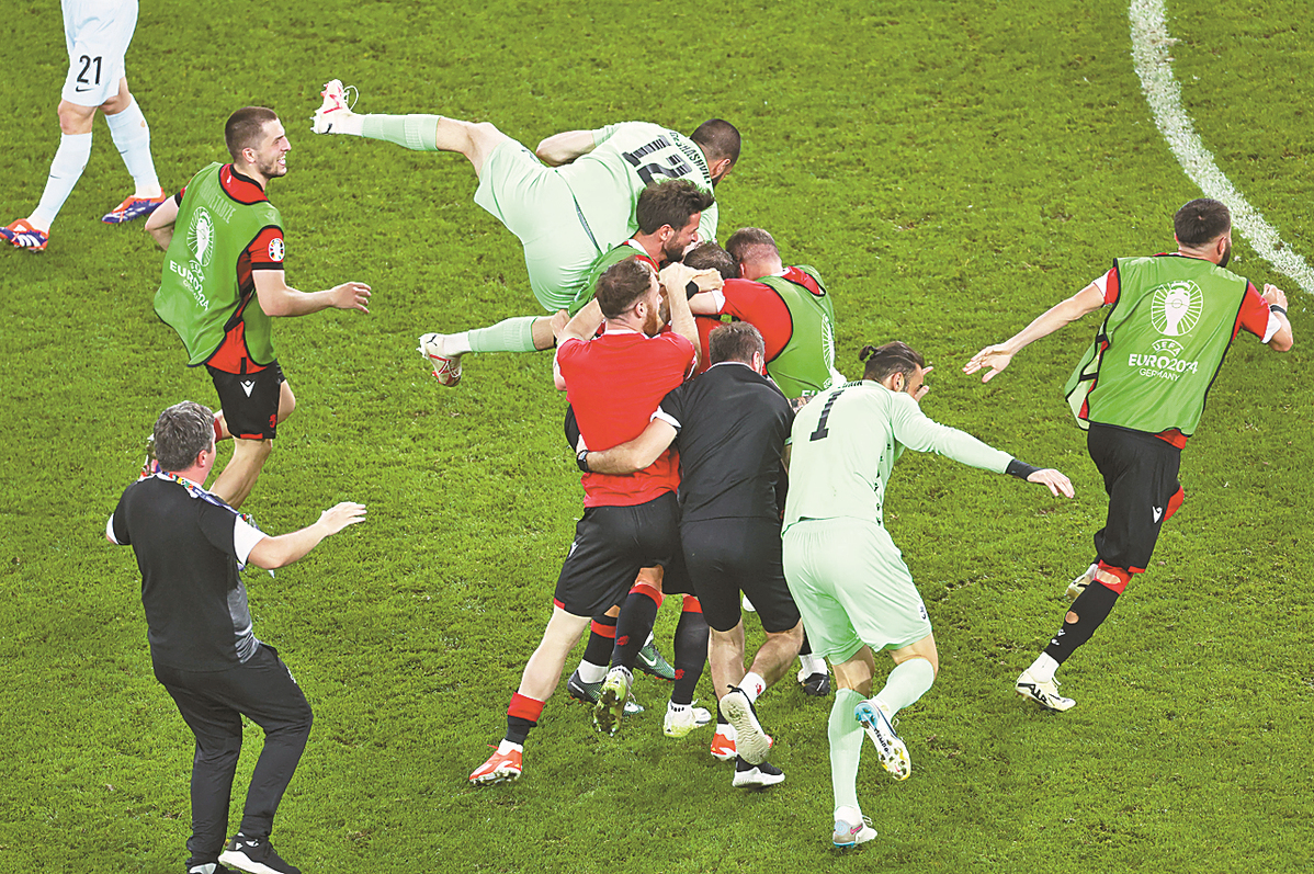 包含丹麦击败格鲁吉亚，为晋级开辟道路的词条