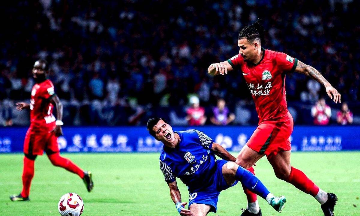 防守线漏洞频现,球队需加强训练 防守线漏洞频现,球队需加强训练