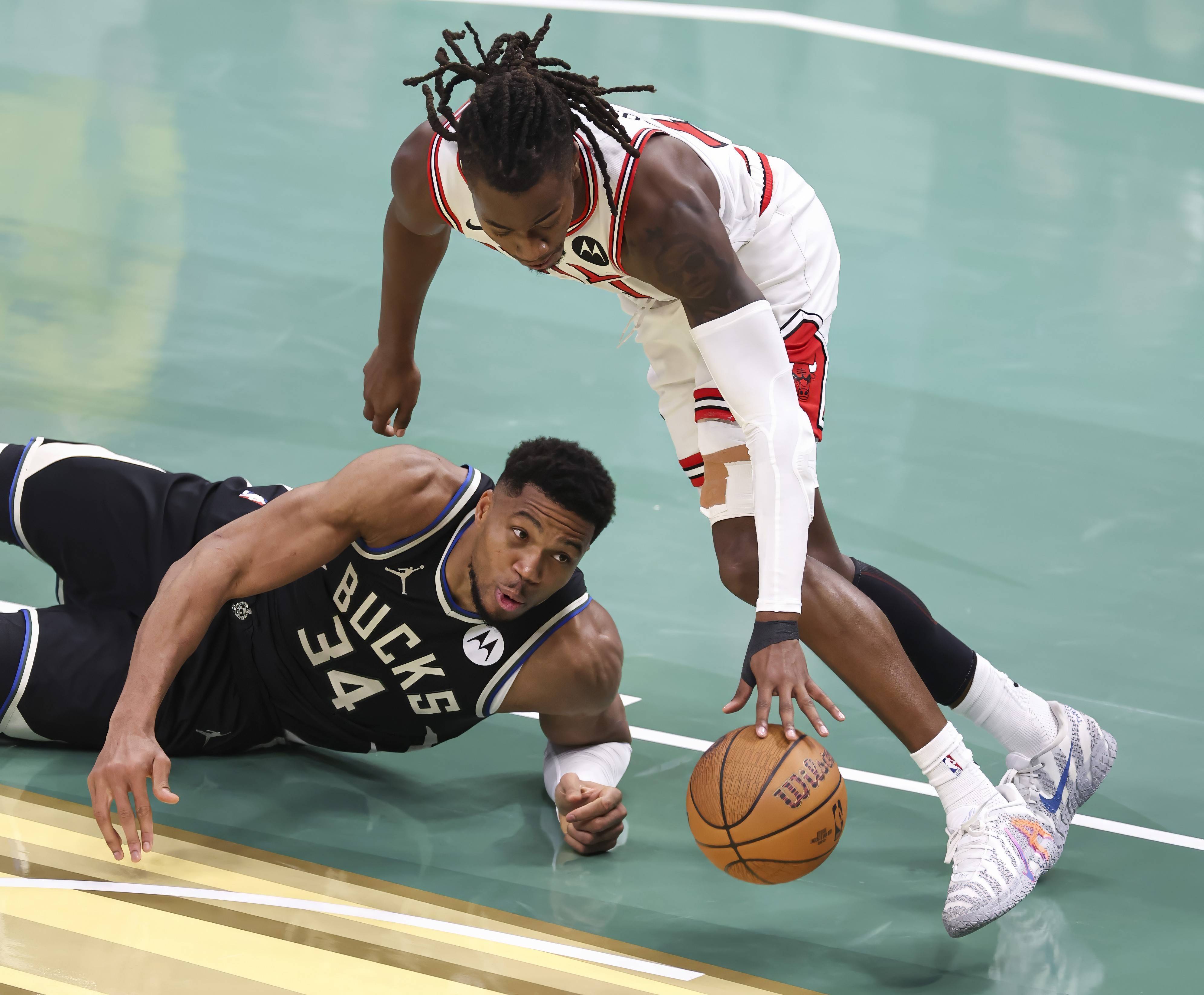 公牛不敌雄鹿，拉文砍下全场最佳得分的简单介绍