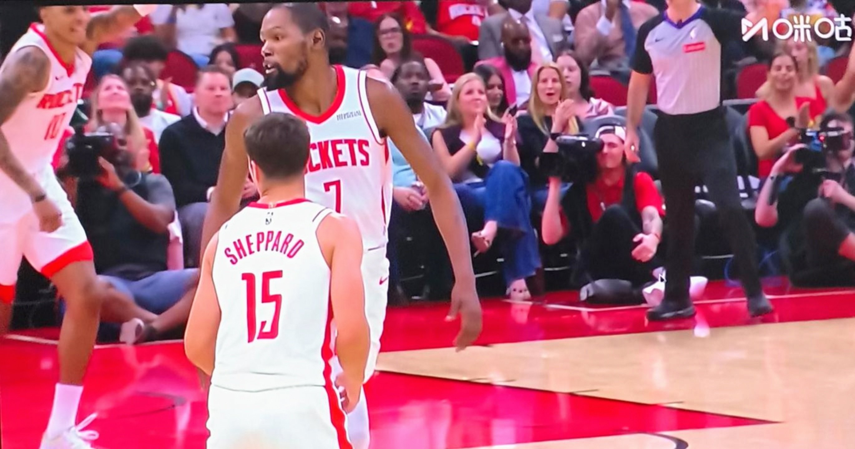 AYX体育赛事-火箭鏖战四川队，杜兰特关键制胜