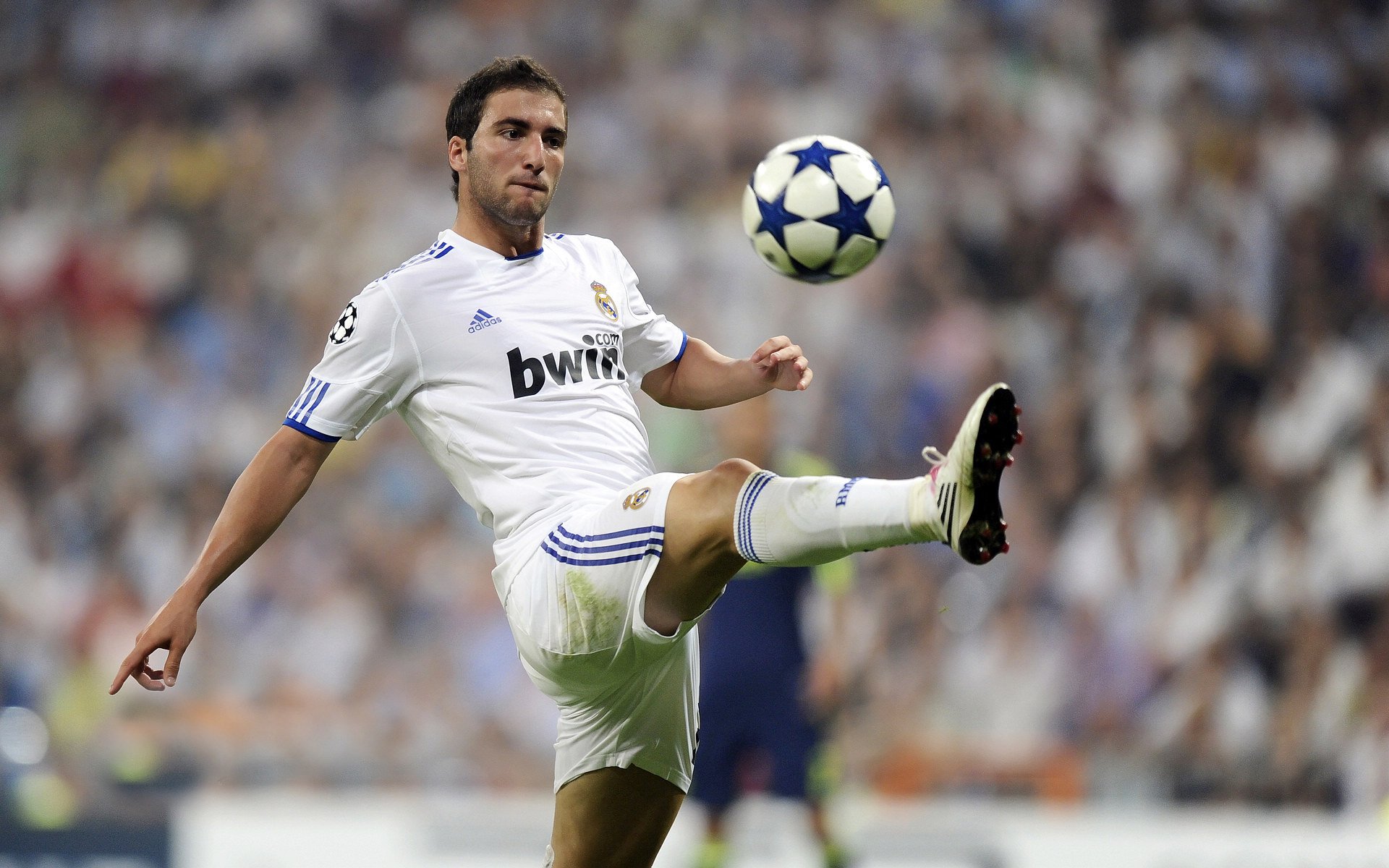 从威尔士到欧冠，当全面压制遇见个人接管—现代足球的战术与英雄主义辩证法